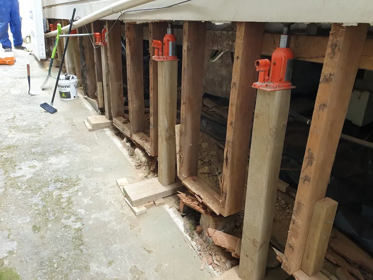 House leveling work